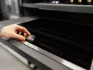 Κουζίνα: Έτσι θα εξαφανίσετε τις γρατζουνιές από την κεραμική εστία
