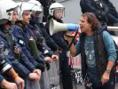 Χημικά και κρότου-λάμψης σε συγκέντρωση εκπαιδευτικών για τις συμπτύξεις σχολικών τμημάτων