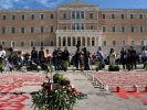 Τέμπη: Πολίτες άφησαν λουλούδια στα ονόματα μπροστά στον Άγνωστο Στρατιώτη (εικόνες)