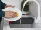 Κάνεις κι εσύ αυτό το λάθος όταν πλένεις πιάτα; Γι’ αυτό δεν βγαίνουν ποτέ καθαρά