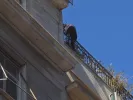 Συναγερμός στο κέντρο της Αθήνας: Άνδρας απειλεί να πέσει στο κενό