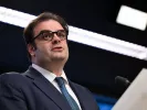 Επίδομα 300 ευρώ και για χήρες από 60 ετών – Διευρύνεται το μέτρο 