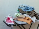 Ξεχάστε το σιδέρωμα: Το απλό κόλπο που αφήνει τα ρούχα έτοιμα για ντουλάπα
