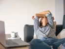 Το άγχος της δουλειάς «εισβάλλει» στο σπίτι – Οι επιπτώσεις σε υγεία και σχέσεις