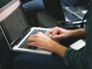 Ελλάδα: Πρώτη στην ΕΕ σε ώρες εργασίας – Δουλεύουμε τέσσερις ώρες πάνω από τον μέσο όρο