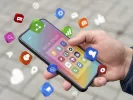 Doomscrolling: Πώς να σταματήσεις να ζεις με το κινητό στο χέρι