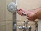 Ντουζιέρα σαν καινούργια: Το πανεύκολο κόλπο για να αστράφτει το γυαλί της
