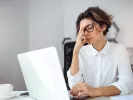 Πολύωρη δουλειά στο γραφείο; Οι δραστηριότητες που μειώνουν την κόπωση και το άγχος