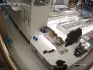 Νίκαια: Υπάλληλος ζαχαροπλαστείου όρμησε με σφουγγαρίστρα σε ένοπλο ληστή (βίντεο)