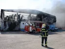 Φωτιά στον Ασπρόπυργο: Σε σοβαρή κατάσταση στις ΜΕΘ οι τρεις εργαζόμενοι - Ποινικές διώξεις στους δύο συλληφθέντες