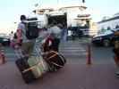 Οι επιβάτες που πρόκειται να ταξιδέψουν σήμερα θα πρέπει, πριν μεταβούν στα λιμάνια, να επικοινωνούν με τα κατά τόπους λιμεναρχεία, τις ακτοπλοϊκές εταιρείες και τα ταξιδιωτικά πρακτορεία
