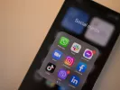 Εθισμός νέων στα social media: Δικαστικό «χαστούκι» σε Meta, Google, TikTok και Snapchat