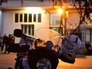 Αστυνομικό τμήμα Μάνδρας: Δικογραφία σε βάρος του 31χρονου που εισέβαλε με μαχαίρι - Ελεύθερος ο αστυνομικός που τον πυροβόλησε 