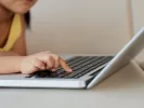 Επίδομα παιδιού έως 140 ευρώ: Ανοίγει αύριο η πλατφόρμα Α21
