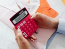Φορολογία 2027: Ποιοι θα πληρώσουν λιγότερο φόρο – Mειώσεις έως 3.300 ευρώ
