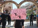 «Όσο ζω, ΜΑΖΩ»: Ξεκίνησε η κηδεία του αγαπημένου τραγουδιστή