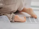 το μωρό παρουσιάζει σημάδια βελτίωσης, ωστόσο η τελική εικόνα για την πορεία της υγείας του θα διαμορφωθεί μετά την ολοκλήρωση όλων των εξετάσεων, μέσα στις επόμενες ημέρες