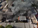 Ελαιώνας: Συνεχίζεται η κατάσβεση της φωτιάς σε δύο βιοτεχνίες – Σοβαρές ζημιές στα κτήρια
