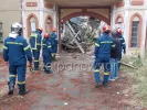 κατέρρευσε τμήμα της οροφής στην είσοδο του κτηρίου, μαζί με τσιμεντένια κατασκευή και ξύλινα δοκάρια