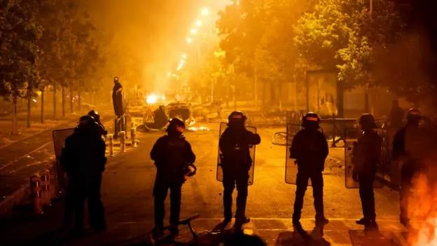 Γαλλία: Εξακόσιες εξήντα επτά συλλήψεις κατά την τρίτη νύκτα ταραχών στη χώρα