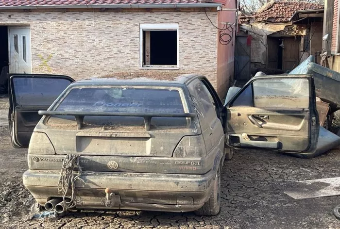 Όλα τα αυτοκίνητα καταστράφηκαν / φωτογραφία ethnos.gr Kώστας Ασημακόπουλος