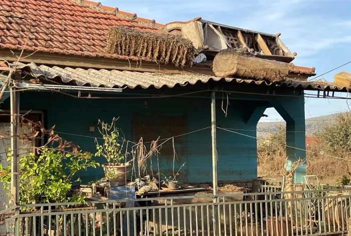 Το νερό σκέπασε τα κεραμίδια και «ξέχασε» εκεί έναν καναπέ και ένα μεγάλο κούτσουρο / φωτογραφία ethnos.gr Kώστας Ασημακόπουλος