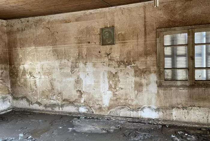 Μία φωτογραφία του Ιησού έμεινε μέσα στο τοπικό Ιατρείο που καταστράφηκε ολοσχερώς / φωτογραφία ethnos.gr Kώστας Ασημακόπουλος