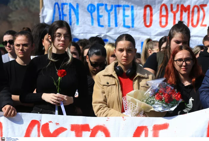 Ράγισαν καρδιές στο ετήσιο μνημόσυνο για τα Τέμπη: «Δε θα σας ξεχάσουμε»