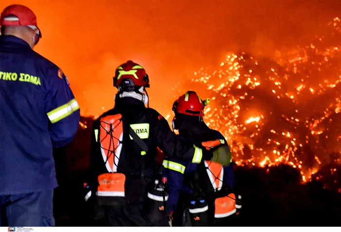 Πύρινη κόλαση στο Ξυλόκαστρο: Δύο νεκροί και καμένα σπίτια - Στα 30χλμ το μέτωπο