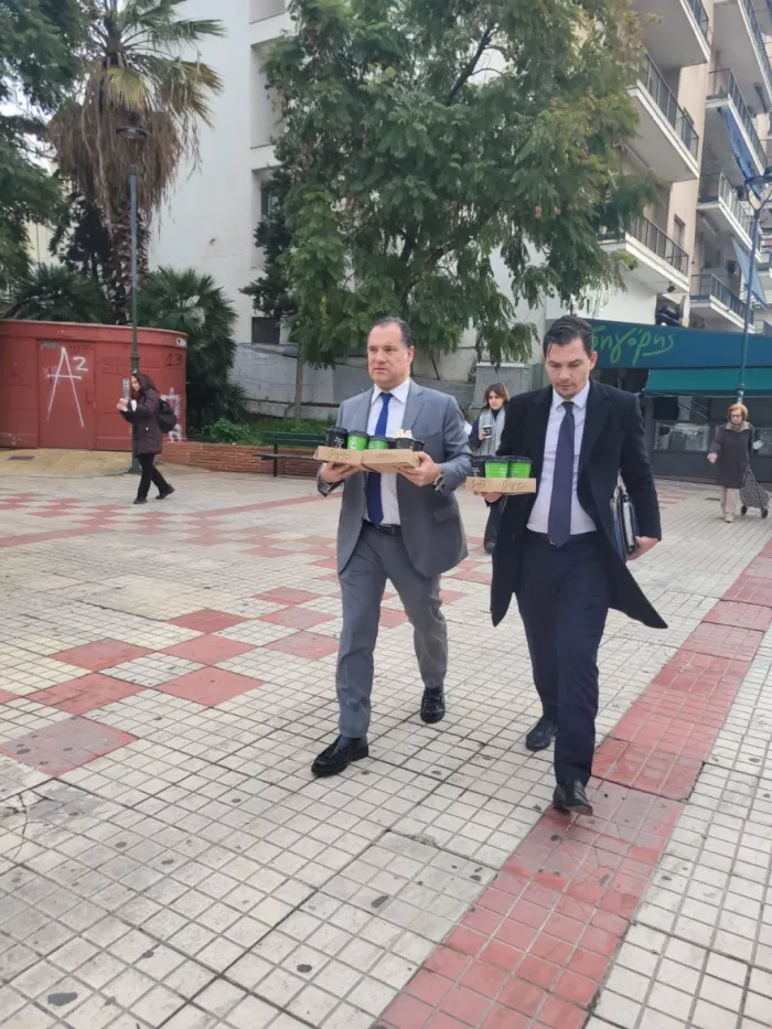 Γεωργιάδης: Επικοινωνιακό σόου με καφέ και «συμπάθεια» σε φαρμακείο του ΕΟΠΥΥ