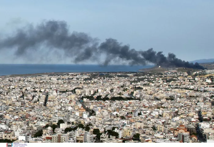 Καίγεται εργοστάσιο ξυλείας στο Ηράκλειο - Ήχησε το 112