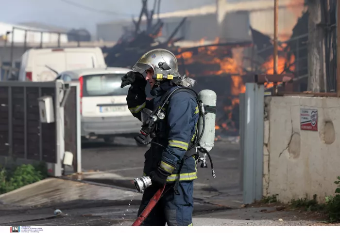 Καίγεται εργοστάσιο ξυλείας στο Ηράκλειο - Ήχησε το 112