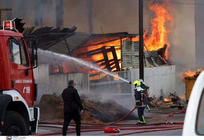 Καίγεται εργοστάσιο ξυλείας στο Ηράκλειο - Ήχησε το 112