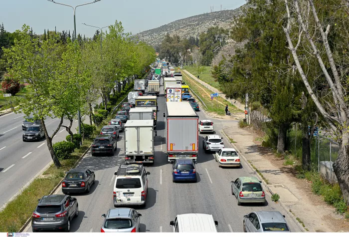 Πάσχα: Κυκλοφοριακό «έμφραγμα» στις εξόδους της Αθήνας – Αυξημένη κίνηση σε δρόμους, λιμάνια, ΚΤΕΛ