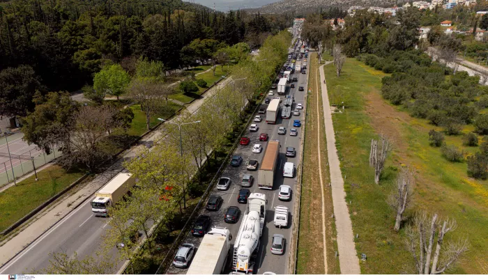 Πάσχα: Κυκλοφοριακό «έμφραγμα» στις εξόδους της Αθήνας – Αυξημένη κίνηση σε δρόμους, λιμάνια, ΚΤΕΛ