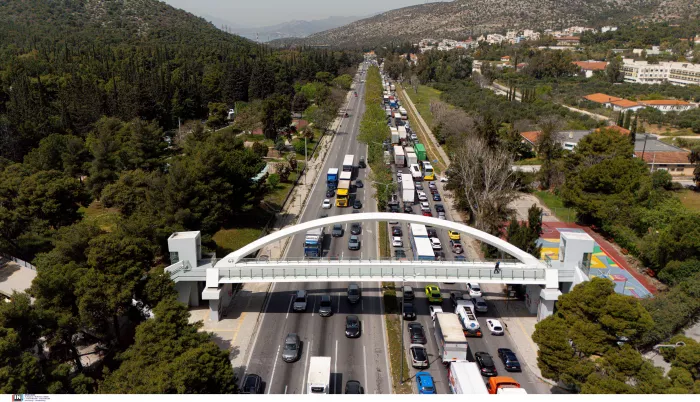 Πάσχα: Κυκλοφοριακό «έμφραγμα» στις εξόδους της Αθήνας – Αυξημένη κίνηση σε δρόμους, λιμάνια, ΚΤΕΛ