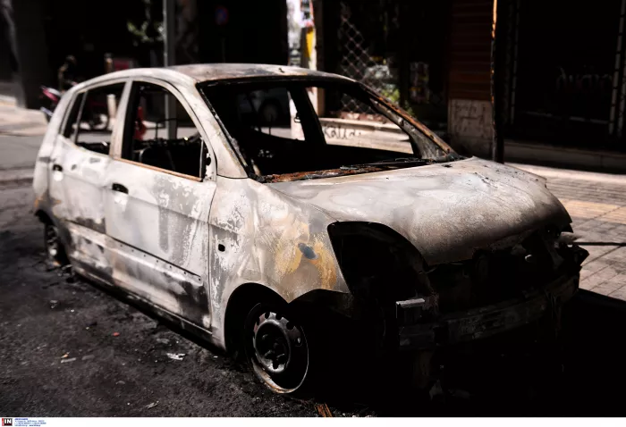 Νύχτα-κόλαση στα Εξάρχεια: Μολότοφ, φωτιές και 72 προσαγωγές