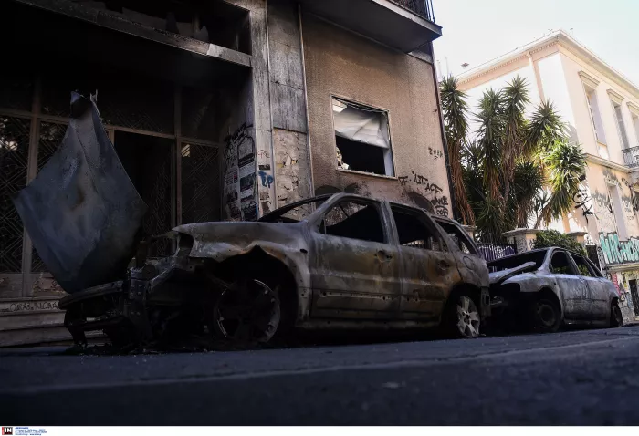 Νύχτα-κόλαση στα Εξάρχεια: Μολότοφ, φωτιές και 72 προσαγωγές