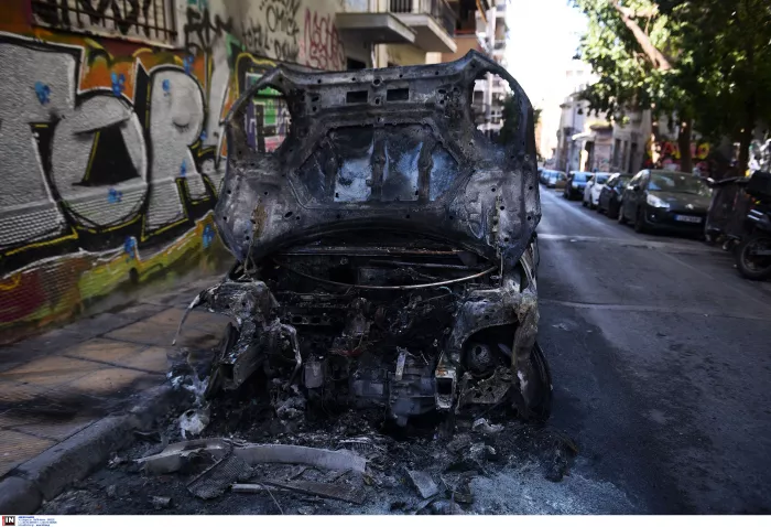 Νύχτα-κόλαση στα Εξάρχεια: Μολότοφ, φωτιές και 72 προσαγωγές