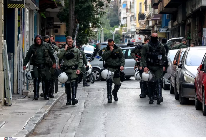 Εξάρχεια: Ολοκληρώθηκε η εκκένωση υπό κατάληψη κτιρίου από την ΕΛΑΣ