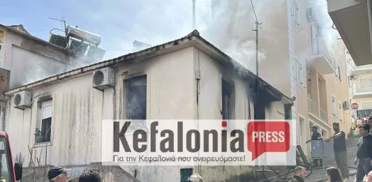 Φωτιά σε σπίτι στο Αργοστόλι: Διασωληνώθηκε ανήλικο - Στο νοσοκομείο η μητέρα και το αδερφάκι του