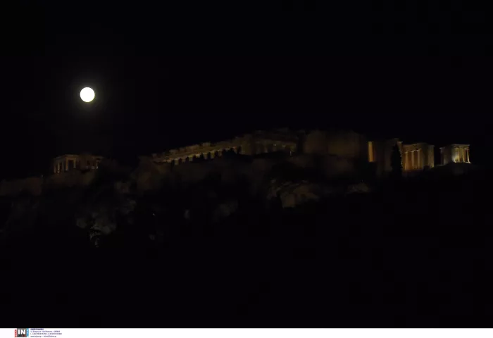 «Ροζ φεγγάρι»: Μαγευτικές εικόνες από την πανσέληνο του Απριλίου