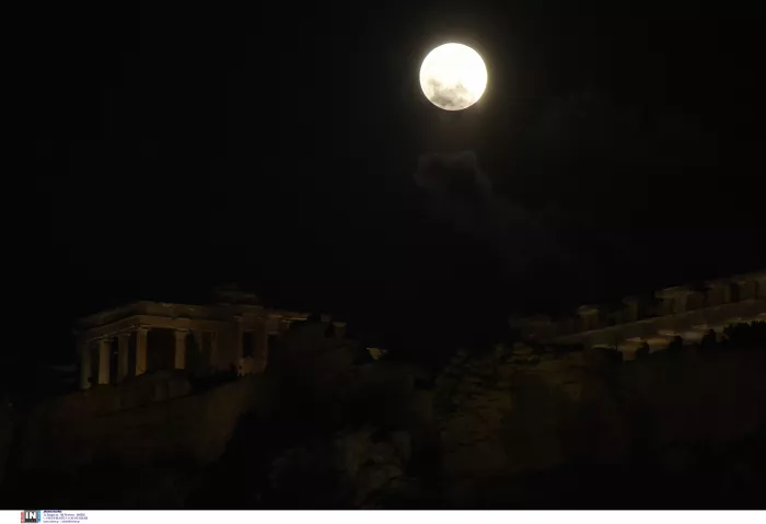 «Ροζ φεγγάρι»: Μαγευτικές εικόνες από την πανσέληνο του Απριλίου