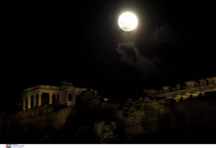 «Ροζ φεγγάρι»: Μαγευτικές εικόνες από την πανσέληνο του Απριλίου
