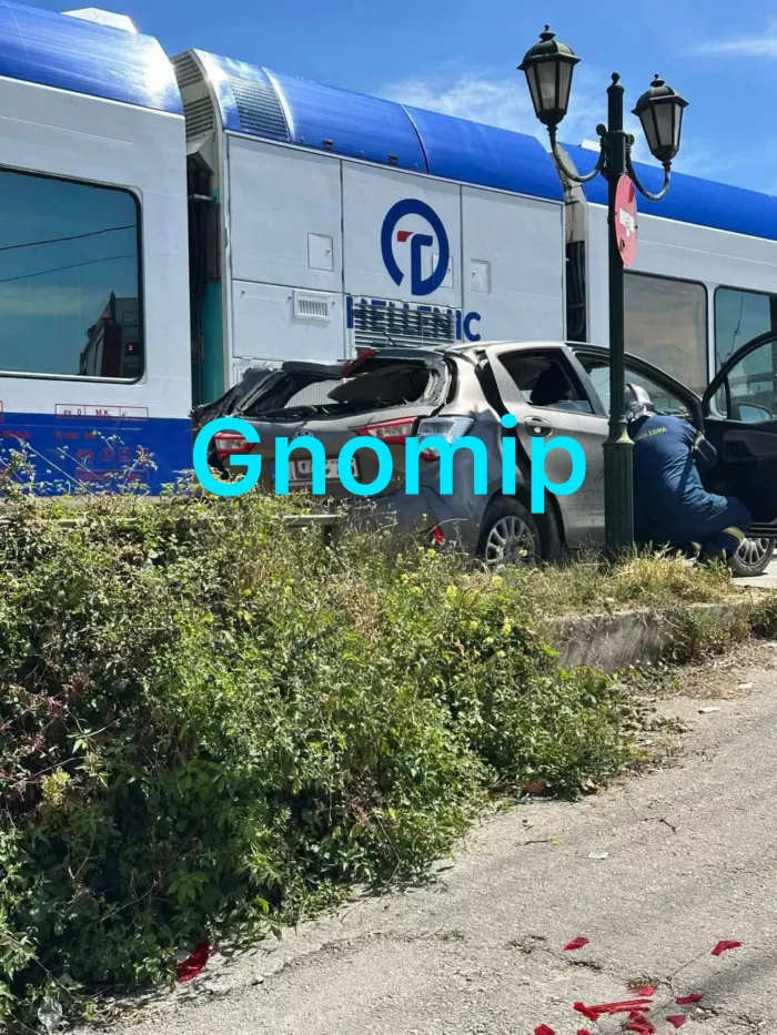 Πάτρα: Σύγκρουση αυτοκινήτου με τον Προαστιακό – Εγκλωβίστηκε η οδηγός