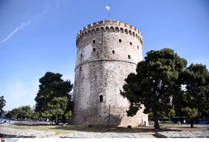Θεσσαλονίκη: Έκαναν γκραφίτι στον Λευκό Πύργο (εικόνες, βίντεο)