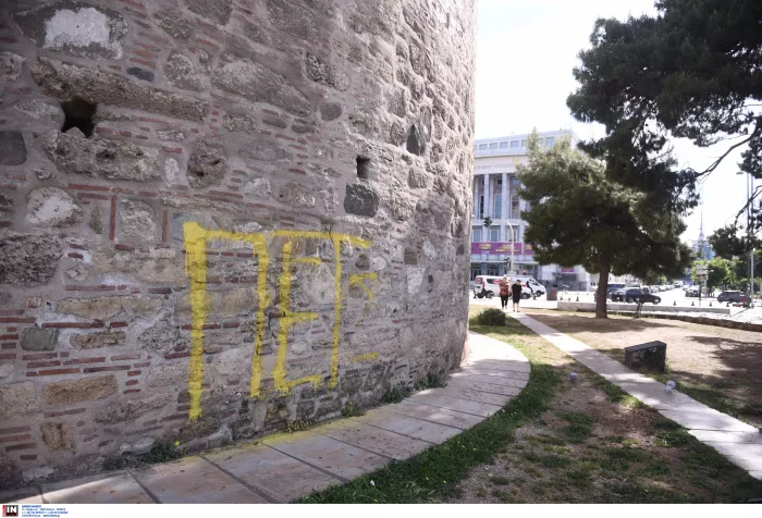 Θεσσαλονίκη: Έκαναν γκραφίτι στον Λευκό Πύργο (εικόνες, βίντεο)