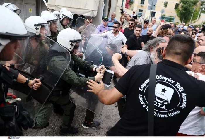 Στα κάγκελα οι οδηγοί ταξί: Ένταση και χημικά στο υπουργείο Μεταφορών
