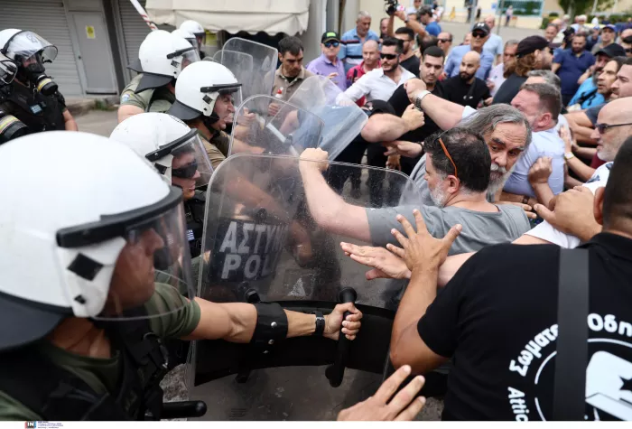 Στα κάγκελα οι οδηγοί ταξί: Ένταση και χημικά στο υπουργείο Μεταφορών