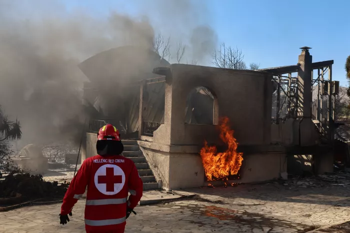 Στάχτη η Παλαιά Φώκαια: Μετρούν τις πληγές τους οι κάτοικοι - Κάηκαν σπίτια